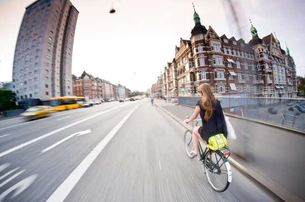 Promenade à vélo en ville, flou du mouvement — Photo