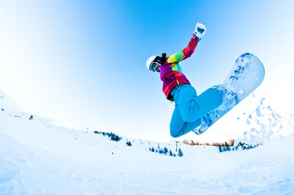 Meisje snowboarder groot plezier springen — Stockfoto