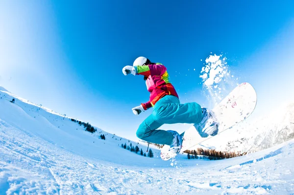 Menina snowboarder ter grande diversão pulando — Fotografia de Stock