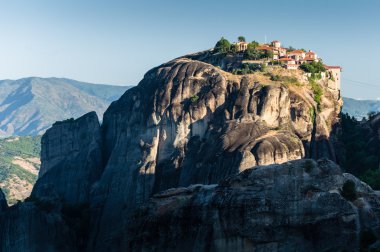 sunrise vadide meteora manastırları