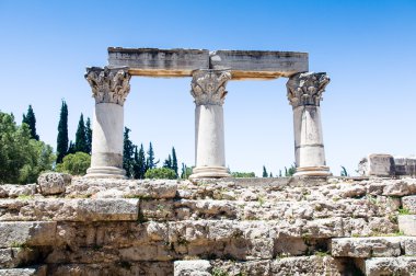 corinth, Yunanistan - sit alanı içinde antik tapınak kalıntıları