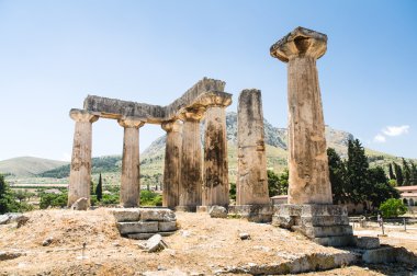 corinth, Yunanistan - sit alanı içinde antik tapınak kalıntıları