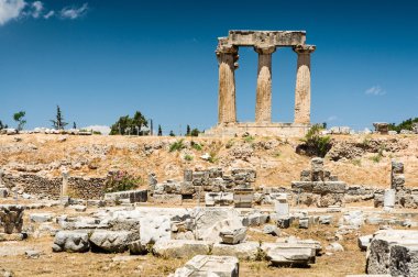 corinth, Yunanistan - sit alanı içinde antik tapınak kalıntıları