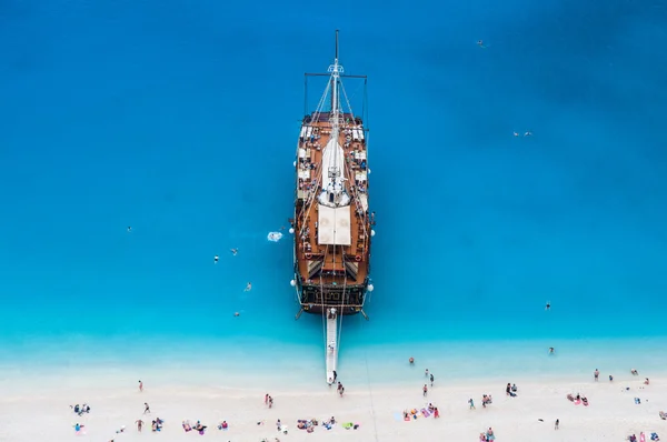Famosa playa de Navagio, Zakynthos, Grecia, desde una perspectiva inusual — Foto de Stock