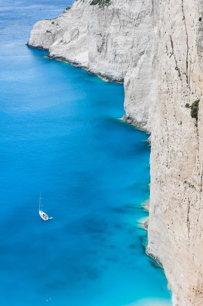 Små yacht cruising nära vita havet klippor — Stockfoto