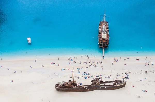 Large sail cruise ship anchored at white sand beach, seen from above — Stock Photo, Image