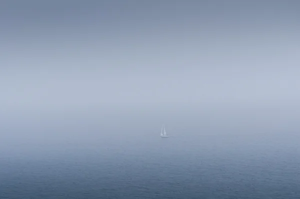 Yacht sailing in fog — Stock Photo, Image