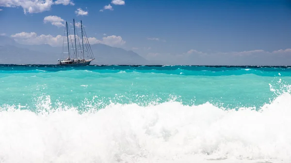 Sailship cruising dangerous seas, big waves — Stock Photo, Image