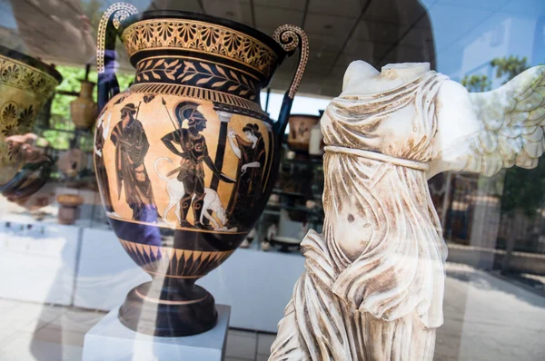 Starověké řecké artefakty, Amfora a socha — Stock fotografie