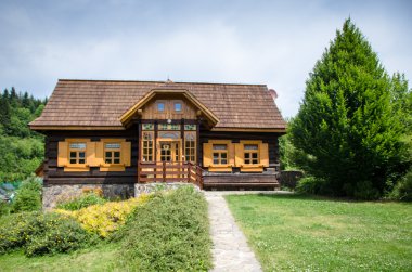 kırsal alanda romantik rustik ahşap yazlık