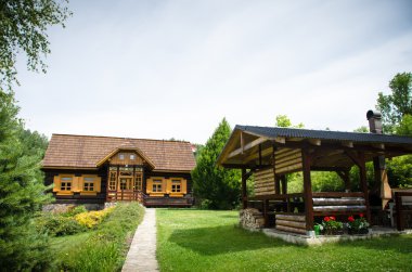 kırsal alanda romantik rustik ahşap yazlık