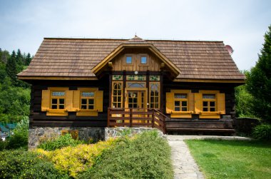 kırsal alanda romantik rustik ahşap yazlık