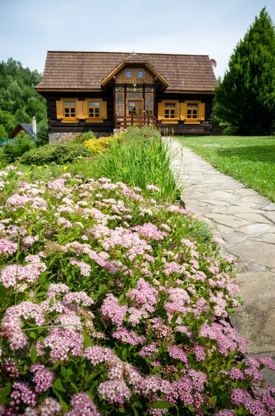 Romantico cottage rustico in legno in zona rurale — Foto Stock