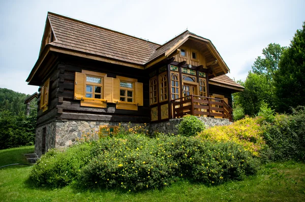 Romantic rustic wooden cottage in rural area — Stock Photo, Image