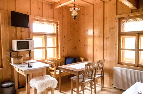 Chalet en bois rondin intérieur confortable — Photo
