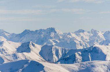 Beyaz karla kaplı dağlar