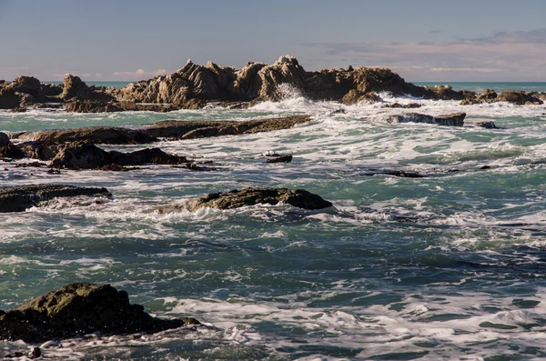 Tehlikeli keskin deniz kaya — Stok fotoğraf