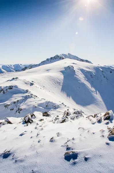 Montañas cubiertas de nieve blanca —  Fotos de Stock