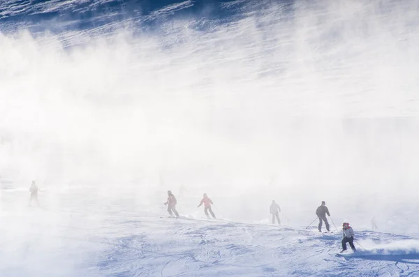 Snowmakers soplando nieve fresca — Foto de Stock