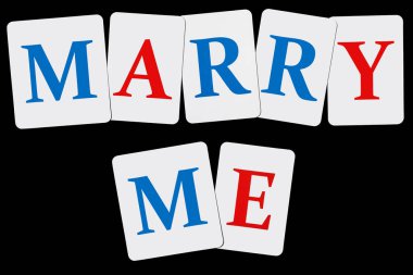 Sözcükler benimle evlenir, siyah arka planda yazılı beyaz kartlar üzerinde mavi ve kırmızı harflerden oluşur.