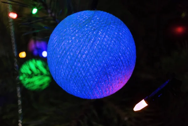 青で輝く糸の球の形をした手作業で作られたクリスマスツリー上のおもちゃのクローズアップ写真 — ストック写真