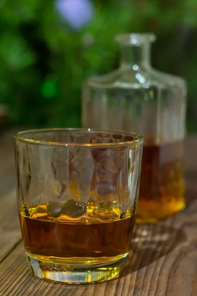 Photo Verticale Verre Whisky Sur Une Vieille Table Bois Texturé — Photo
