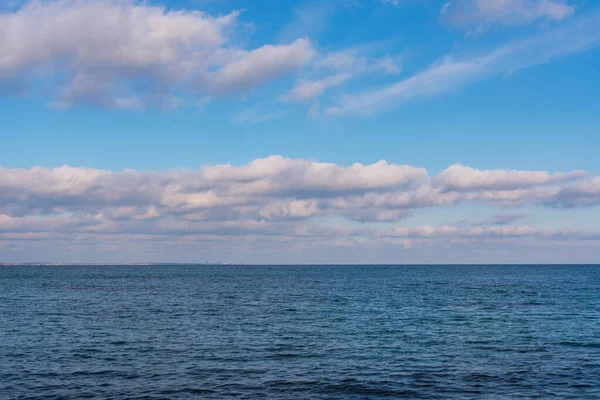 Zdjęcie Zachmurzonego Błękitnego Nieba Pod Morzem — Zdjęcie stockowe