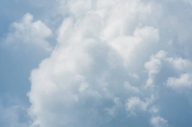 Ukrayna 'da fırtınadan önce açık gri bulutlu bir gökyüzünün fotoğrafı