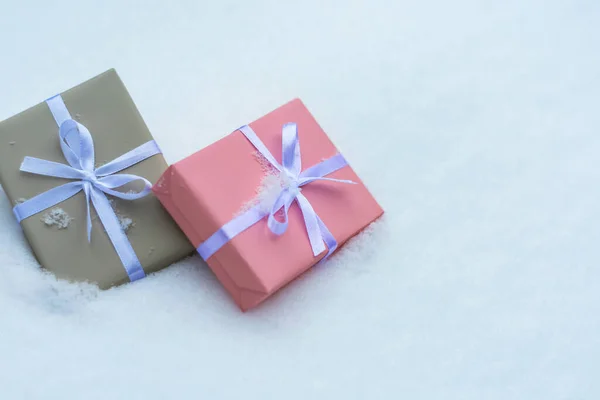 Χρωματιστά Κουτιά Δώρων Δεμένα Μια Κορδέλα Ξαπλωμένη Στο Χιόνι Κλείσιμο — Φωτογραφία Αρχείου