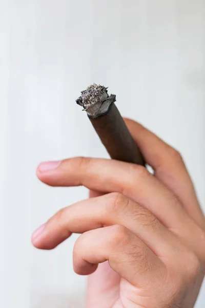 Vertikalt Foto Manlig Hand Med Pyrande Cigarr Ljus Bakgrund — Stockfoto