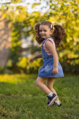 Evin yanında yeşil çim üzerinde çalışan bebek toddler.