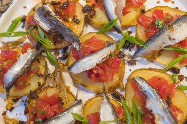 Güzel yaz çiçekleriyle süslenmiş abur cuburlarla dolu yemek masası. Yemek Masası Lezzetli Organik Yemekler Konsepti. Misafiri bekliyoruz..