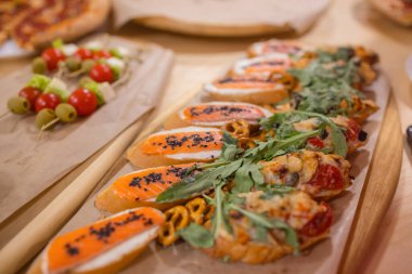 Güzel yaz çiçekleriyle süslenmiş abur cuburlarla dolu yemek masası. Yemek Masası Lezzetli Organik Yemekler Konsepti. Misafiri bekliyoruz..
