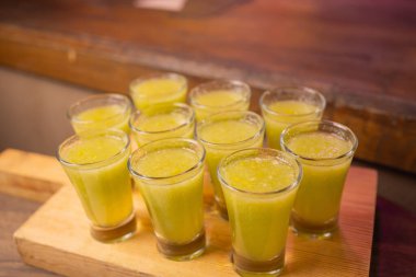 İçki endüstrisinde içki servisi için kullanılan servis tepsisindeki shot kadehlerinde çeşitli alkollü içkiler..