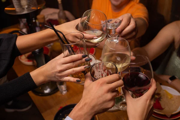 庆祝。 人们举着一杯白葡萄酒敬酒. — 图库照片