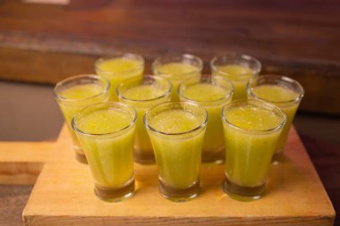 İçki endüstrisinde içki servisi için kullanılan servis tepsisindeki shot kadehlerinde çeşitli alkollü içkiler..