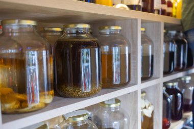 meyve ve limonata ahşap tepside ladin ile.