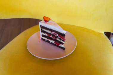 Bir dilim lezzetli çikolatalı pasta. Tabakta bir parça kek var. Tatlı yemek. Tatlı tatlı. Kapat..