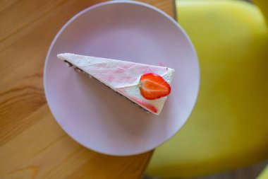 Bir dilim lezzetli çikolatalı pasta. Tabakta bir parça kek var. Tatlı yemek. Tatlı tatlı. Kapat..