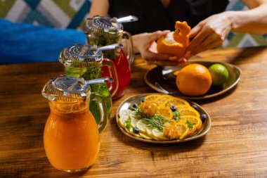 meyve ve limonata ahşap tepside ladin ile.