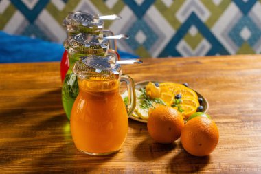 meyve ve limonata ahşap tepside ladin ile.