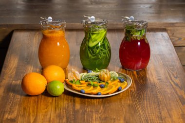 meyve ve limonata ahşap tepside ladin ile.