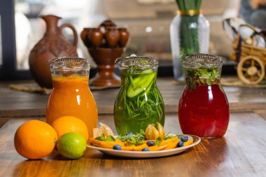 meyve ve limonata ahşap tepside ladin ile.