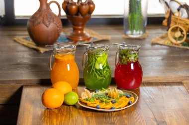 meyve ve limonata ahşap tepside ladin ile.