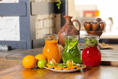 meyve ve limonata ahşap tepside ladin ile.