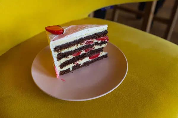 一片美味的巧克力蛋糕.盘子里的一块蛋糕。甜食。甜甜的甜点靠近点. — 图库照片