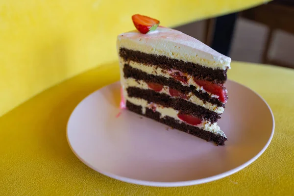 Uma fatia de delicioso bolo de chocolate. Pedaço de bolo em uma placa. Comida doce. Doce sobremesa. Fechar. — Fotografia de Stock