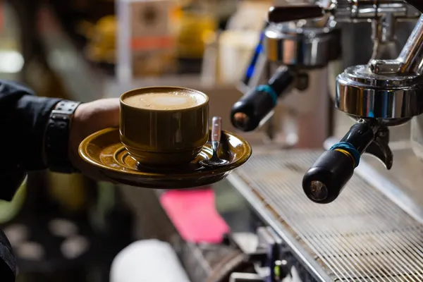 Café barista fazendo conceito de serviço de preparação de café. — Fotografia de Stock