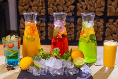 meyve ve limonata ahşap tepside ladin ile.