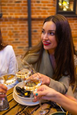 İçkili kadehler ve kadeh kaldırma, parti.